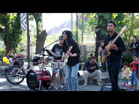 sunday morning maroon 5  Indonesian Street Musician Busker