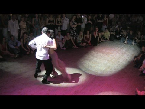  Cecilia Berra  and  Horacio Godoy  are  dancing  to  the  milonga  "  El Lloron  "