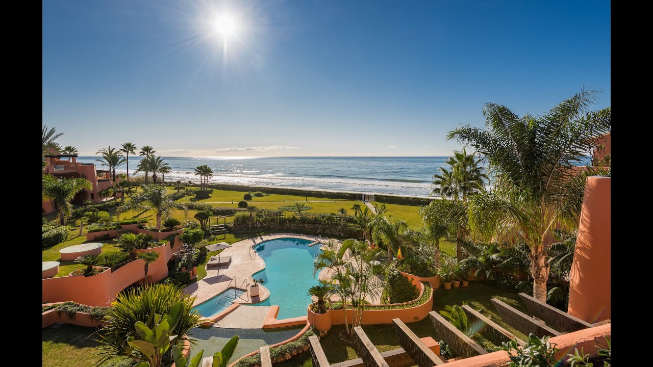 Nouveau penthouse en duplex en bord de mer avec une vue de carte postale sur la mer à vendre à La Morera, Marbella East