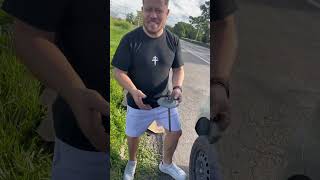 Furou o pneu? Sujou as mãos, já sabe né ?!! Kkkk