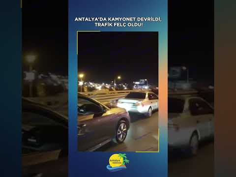 Antalya'da kamyonet devrildi, trafik felç oldu!