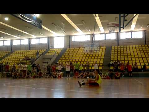 Concurso de mates Va de Bàsquet Algemesi. Ganador Rafa Llopis saltando a Luis de Haro