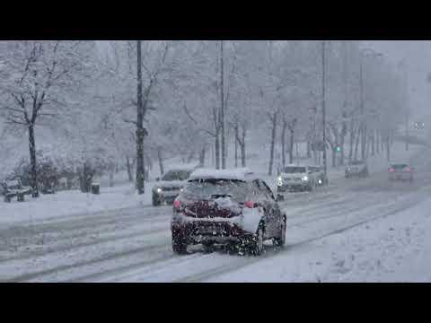 Alarmantno stanje na Alipašinom Polju: Vozači se "bore" sa snijegom, ceste nisu očišćene