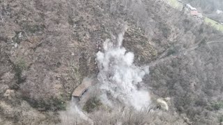 L'esplosione della frana che ostruiva la strada per la Valpalot