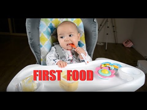 Baby Reacts First Time Eating Solid Food / STARTING SOLIDS!