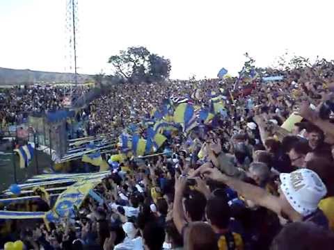 "CHE LEPROSO PELOTUDO, TE ROBAMOS LA BANDERA!!" Barra: Los Guerreros • Club: Rosario Central