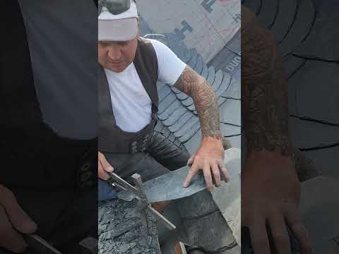 Kehlstein zurichten und nageln. Eingebundene Schieferkehle. Schieferdecker Subunternehmer