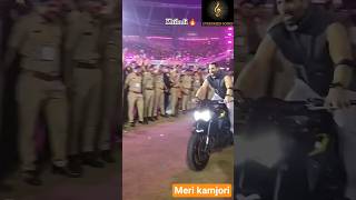 Download lagu 🔥 Tu Kaun Hai Tera Naam Kya | Akshay Kumar Live Performance  Bollywood#akki #shorts #viral #trending mp3