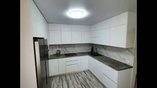 Современная П-образная белая кухня Проект 103 фото 8