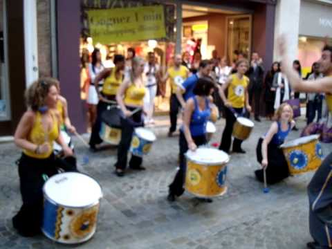 MULEKETU [percussions] rue du Gros Horloge Rouen (20-04-09)