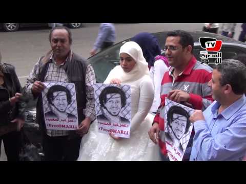 زوجة صحفي «محبوس» تتظاهر بفستان زفاف أمام «الصحفيين» 