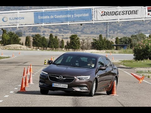 Opel Insignia Grand Sport 2017 – Maniobra de esquiva (moose test) y eslalon | km77.com