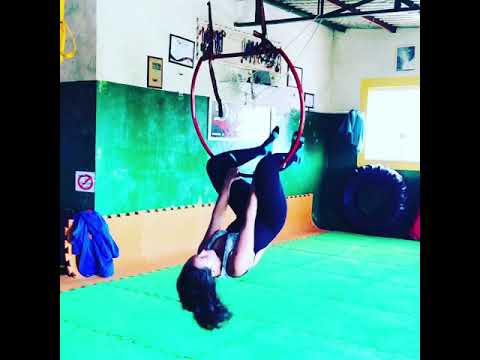 Subida na lira acrobática