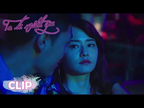 The wretched man molested the girl in the bar, but the girl is a master of Sanda.  |我要和你在一起|