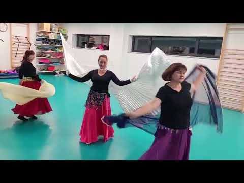 Tréninky žen - orientální ženské břišní tance, závoje a křídla