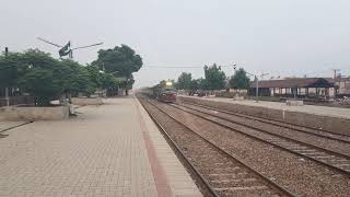 preview picture of video '304DN Pak Business  Express  Skipping Pattoki Railway Station at medium  speed'