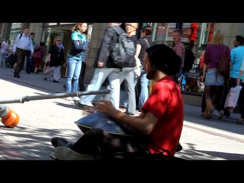 Straßenmusiker in Hamburg City im Sommer 2010 mit genialen chilligen Klängen!