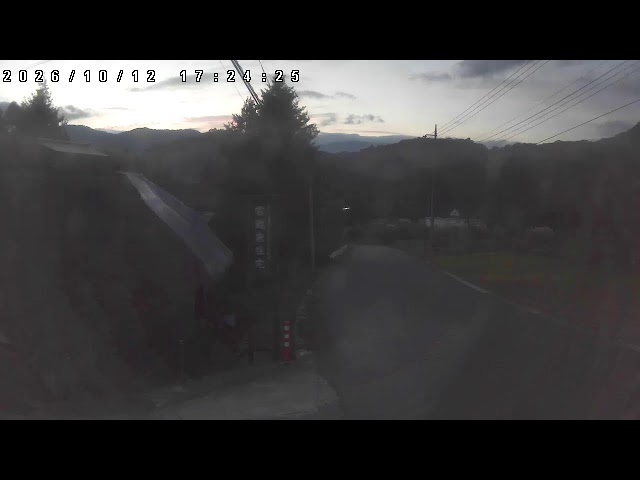 ほうだいぎスキー場手前の道路（民宿吉野屋から）