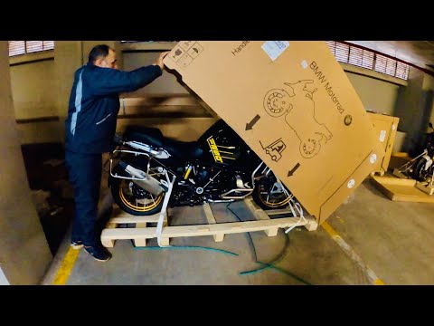 The unboxing of 2021 R 1250 GS Adventure - 40 Years GS Edition