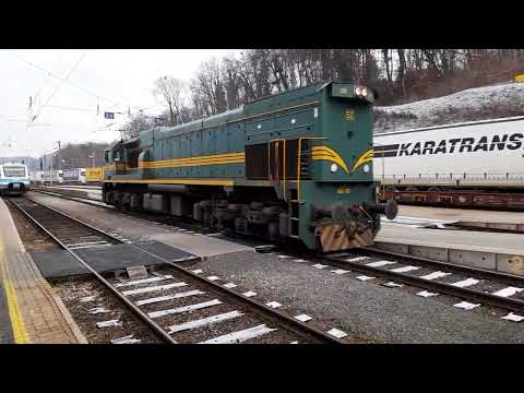 Slowenische Lok fährt durch am Bahnhof Spielfeld