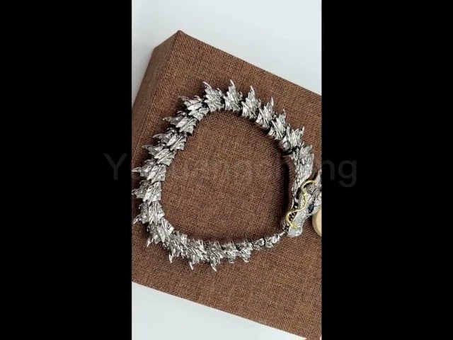 Vídeo relacionado con Auriselle Anillo vikingo para hombre con diseño de dragón volador ajustable, joya retro punk hip hop gótica unisex vintage, regalo de cumpleaños/Navidad para hombres, niños y mujeres