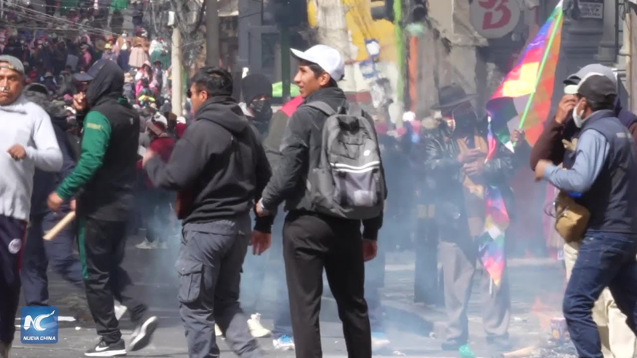 Marchas masivas, bloqueos y enfrentamientos paralizan la capital administrativa de Bolivia