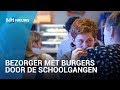 Middelbare scholieren laten hamburgers in de klas bezorgen