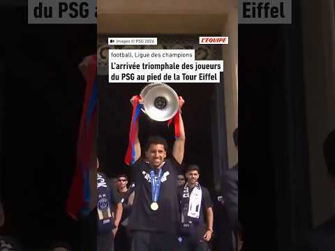 L’arrivée triomphale des joueurs du #PSG au pied de la Tour Eiffel avec la Ligue des champions