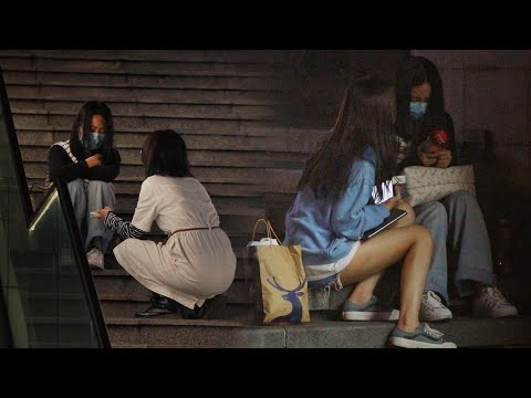 看到女生深夜街頭哭泣，有人緊緊和她抱在了一起