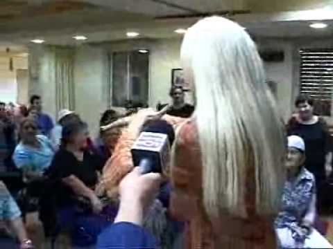 פנינה רוזנבלום עושה פדיחות במועדון חרשים