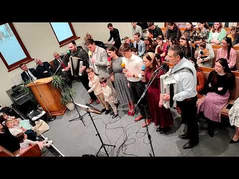 Domnul împărățește, îmbrăcat în măreție -Familia Puha