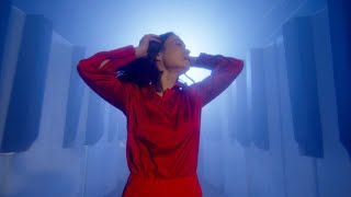 Musik-Video-Miniaturansicht zu Love Me More Songtext von Mitski