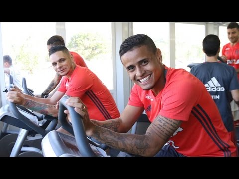 Treino do Flamengo com direito a primeiro gol de Diego