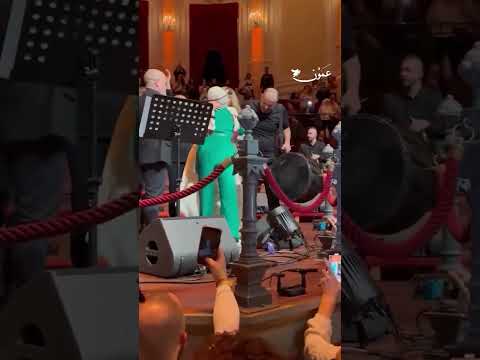 نهضت كأن شيئاً لم يكن.. شاهد لحظة تعثر الفنانة نجوى كرم على مسرح في امستردام