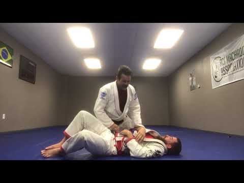 Jiu Jitsu Techniques - Double attack from the mount  and scape
