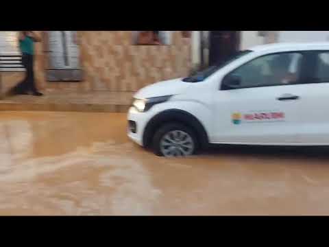 Chuva alaga rua e causa transtorno aos moradores em Maruim