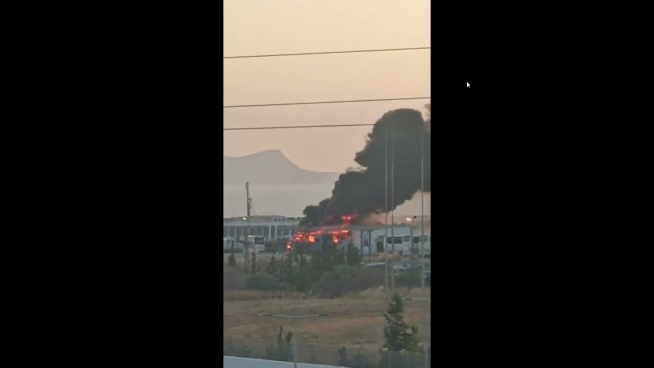 Ηράκλειο: Στις φλόγες λεωφορείο κοντά στο αεροδρόμιο, ζημιές σε αποθήκη με πάνελ