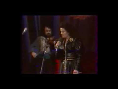 Валентина Вишневская.  Песня «Эшелоны цыган».