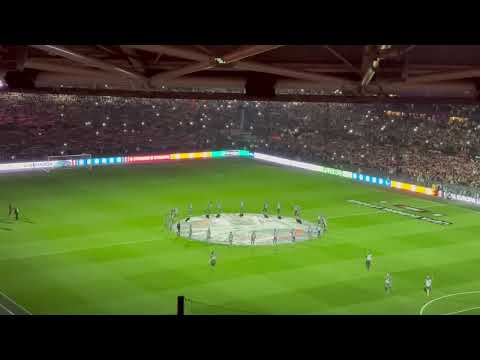 Kippenvelmoment in De Kuip bij clublied van Lee Towers