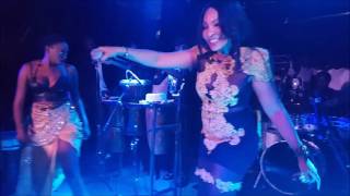 L’homosexuel Amzozo « gifle » fort Viviane en Suède