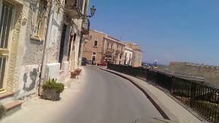 preview picture of video 'Michael going around Ortigia, Sicily on the back of a motorcycle'