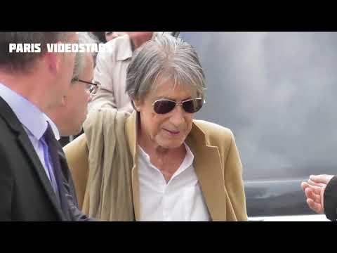 Jacques Dutronc ému à son arrivée aux obsèques de Françoise Hardy le 20 juin 2024