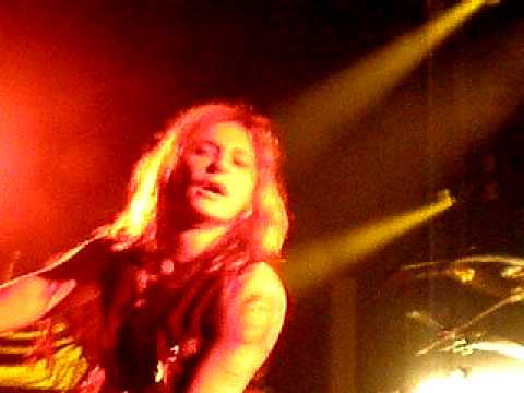 Jonne Aaron talks to my sister in the middle of the song