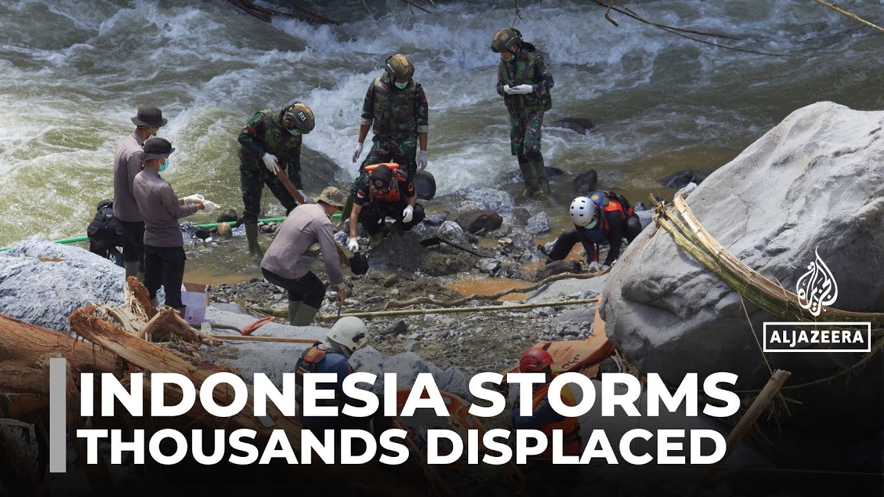 Indonesia landslides & floods: Hundreds of thousands displaced