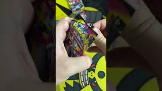 Abriendo la ETB de Lucario de MEGAEVOLUTION