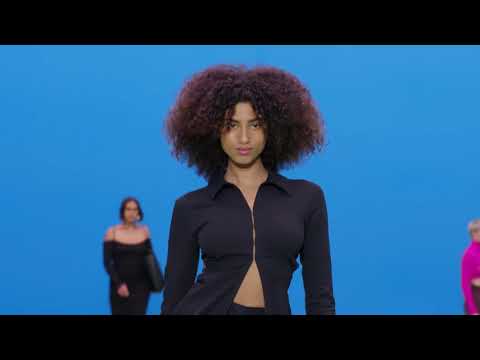 Kendall Jenner walks the runway at the Jacquemus Fall Winter 2021/ 2022