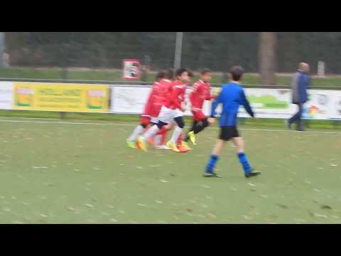 Na een snelle aanval van Nieuw Utrecht volgt weer een doelpunt, 0-2.