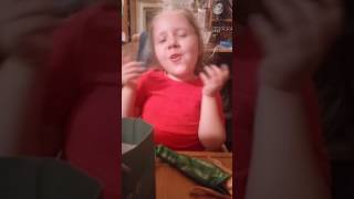 Пою песню Манатика "Вокруг тебя весь мир кружит"