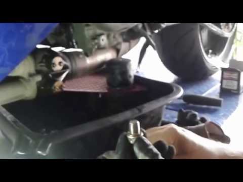 Motorradinspektion selbst durchführen: Dichtring aufsetzen