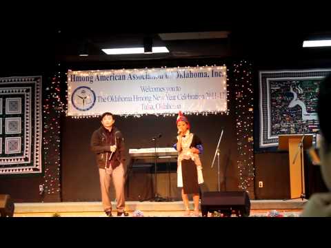 AUDIMOUA and Yang singing at Oklahoma New Year - Ib Sim Neej